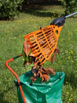 Magic Fly® Leaf Rake -Outdoor Garden Store 3 4 crop 8611047 05V tif